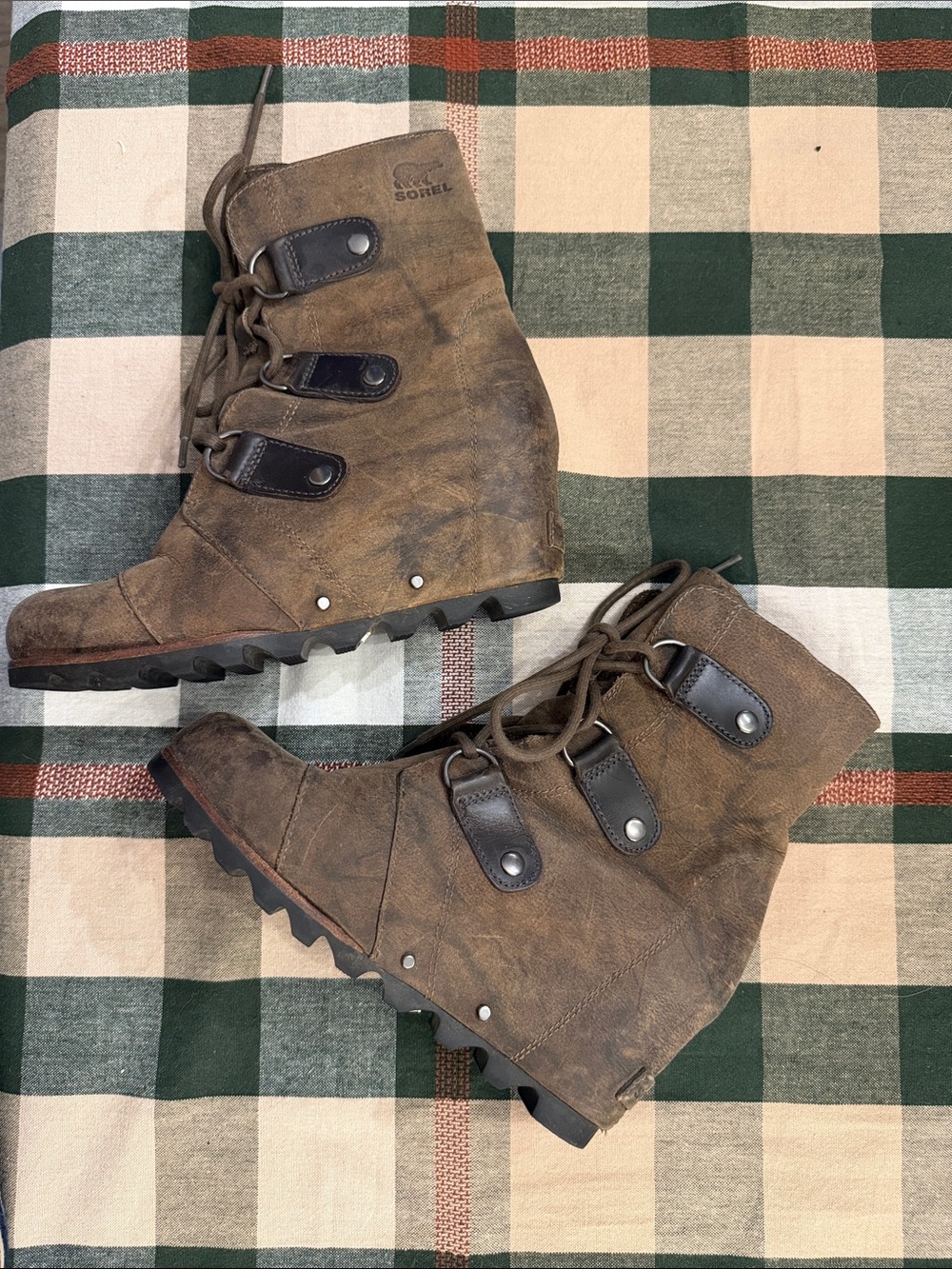 Sorel Women's Tan Suede Lace-Up Wedge Boots